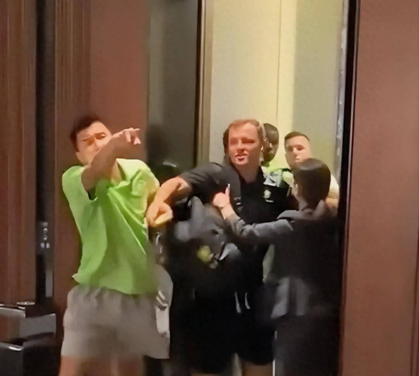 华体会官网-体育界人气球员赛后互动，球迷大呼过瘾  第1张